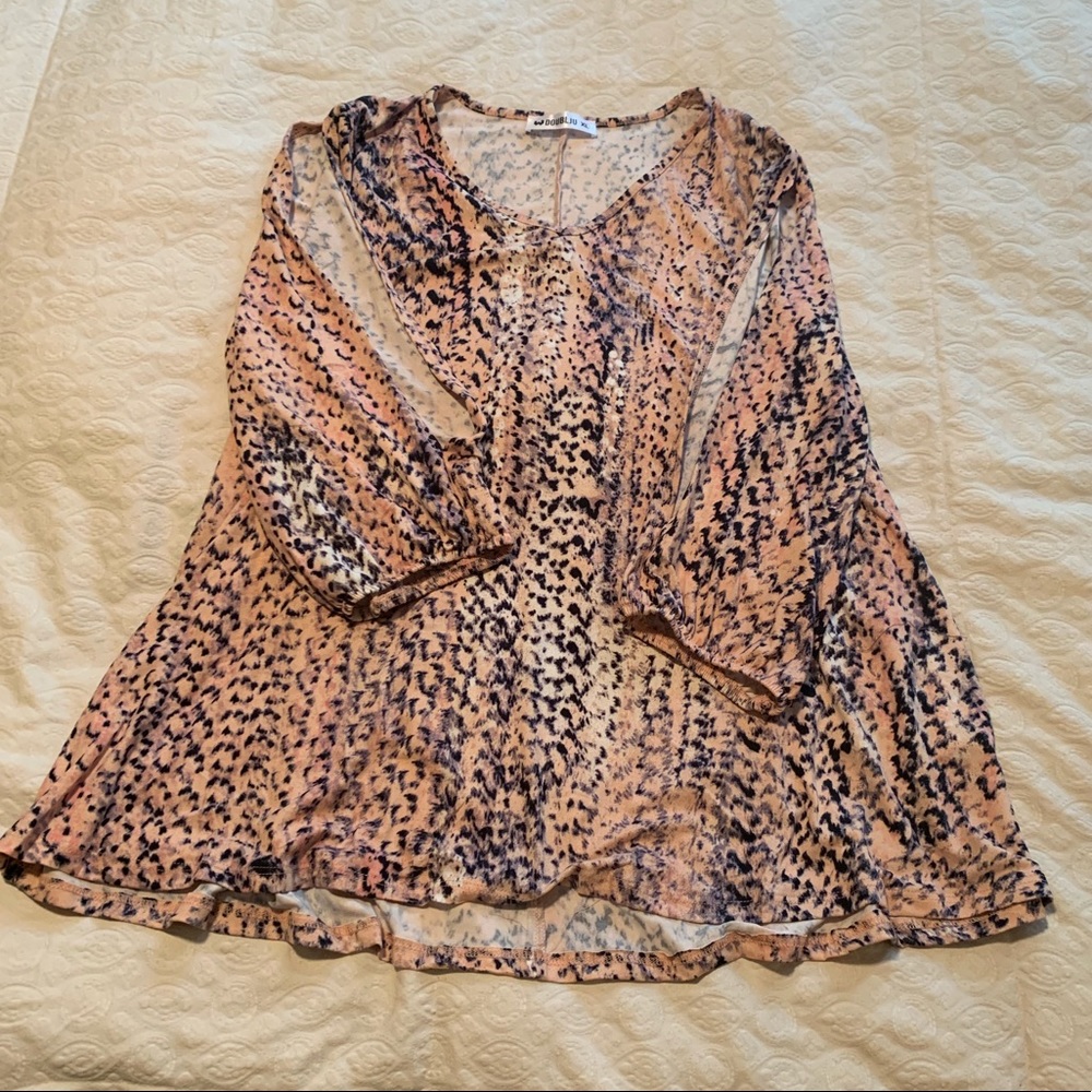 Very cute top with slit sleeves!